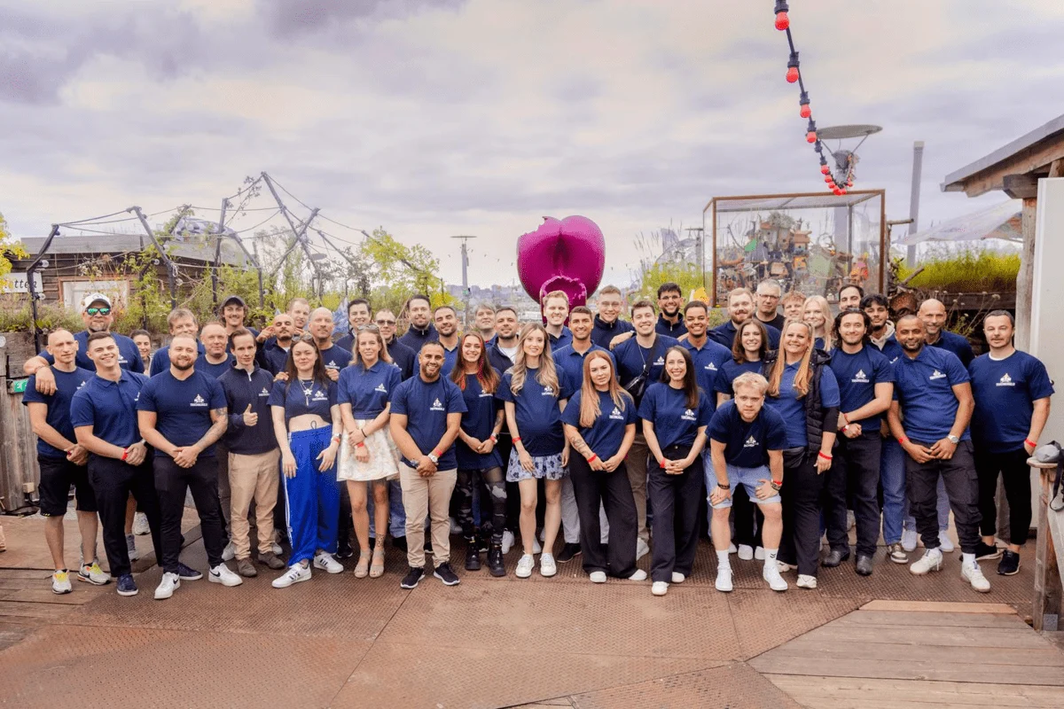 Das Trocknerheld-Team in dunkelblauen Shirts bei einem Teamevent